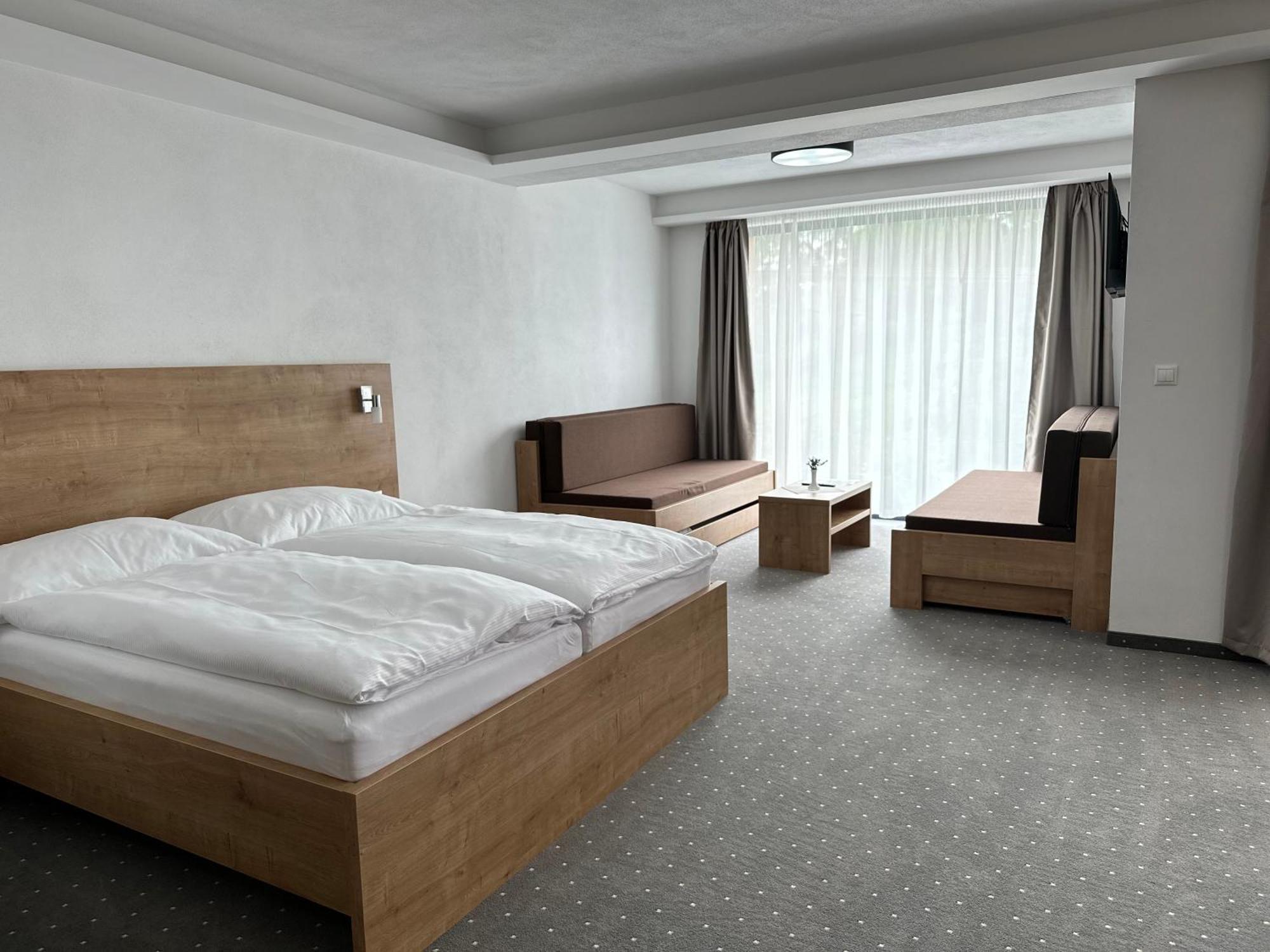 Berg Liptov Hotel Liptovský Mikuláš Екстериор снимка